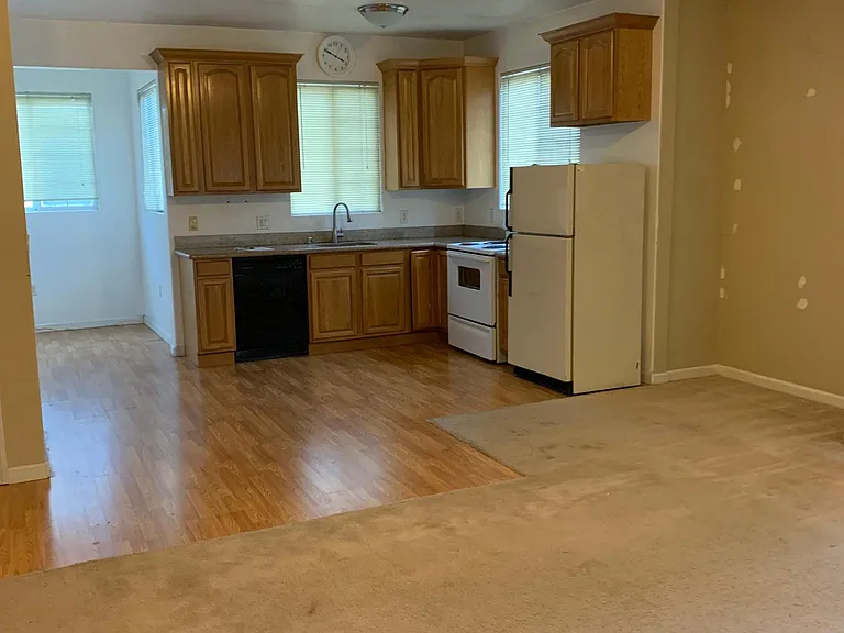 525 Parker Ave — Photo 2