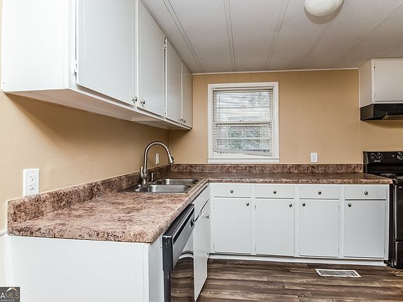3rd image of 110 King Blvd