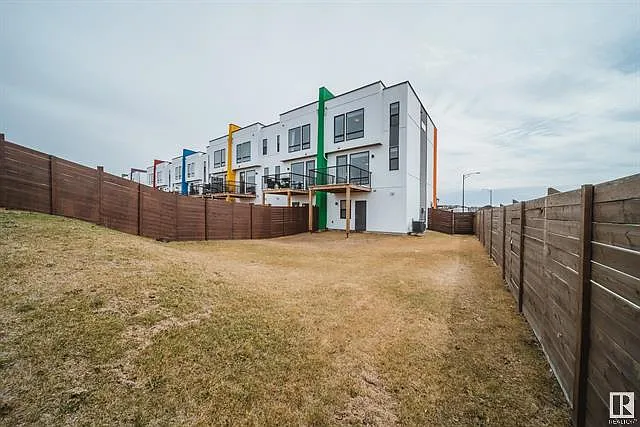 1704 Keene Cres SW — Photo 38