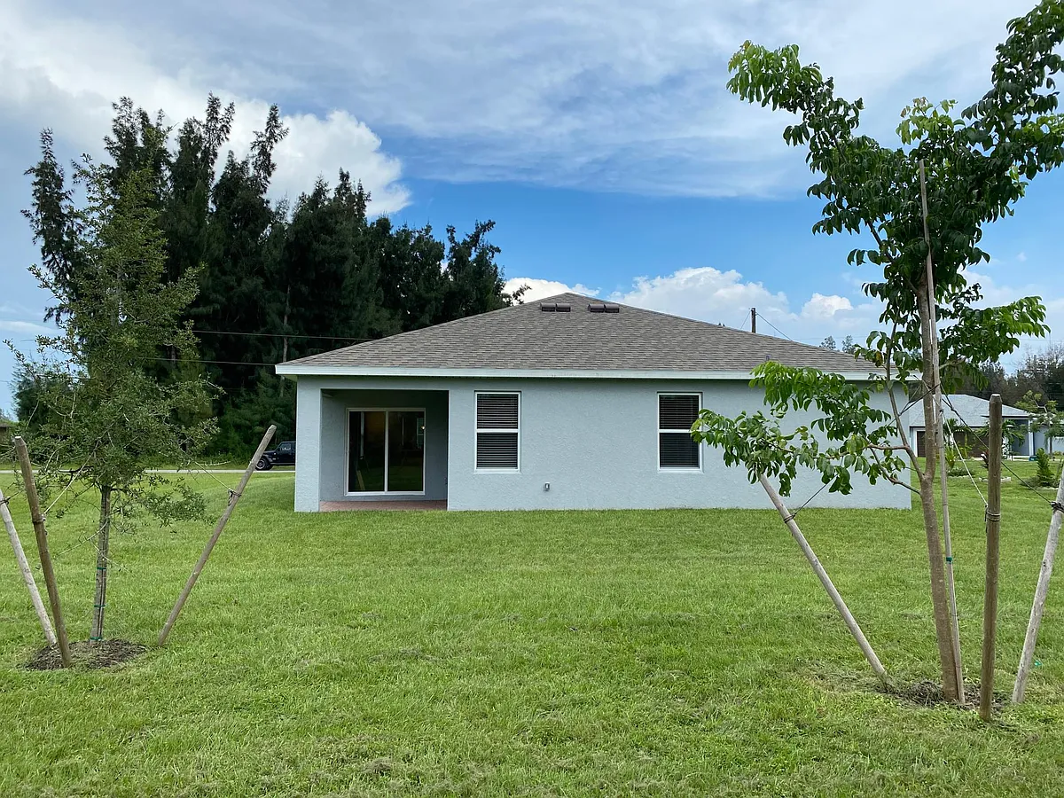 Building Photo - 636 SW 19th Ave