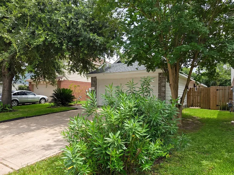 638 Aldenwick Ln — Photo 3
