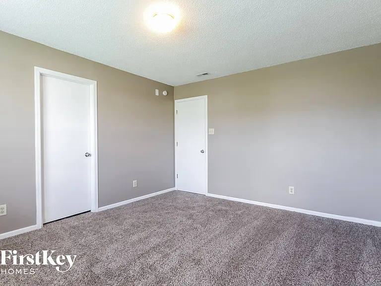 1861 Southernwood Ln — Photo 8