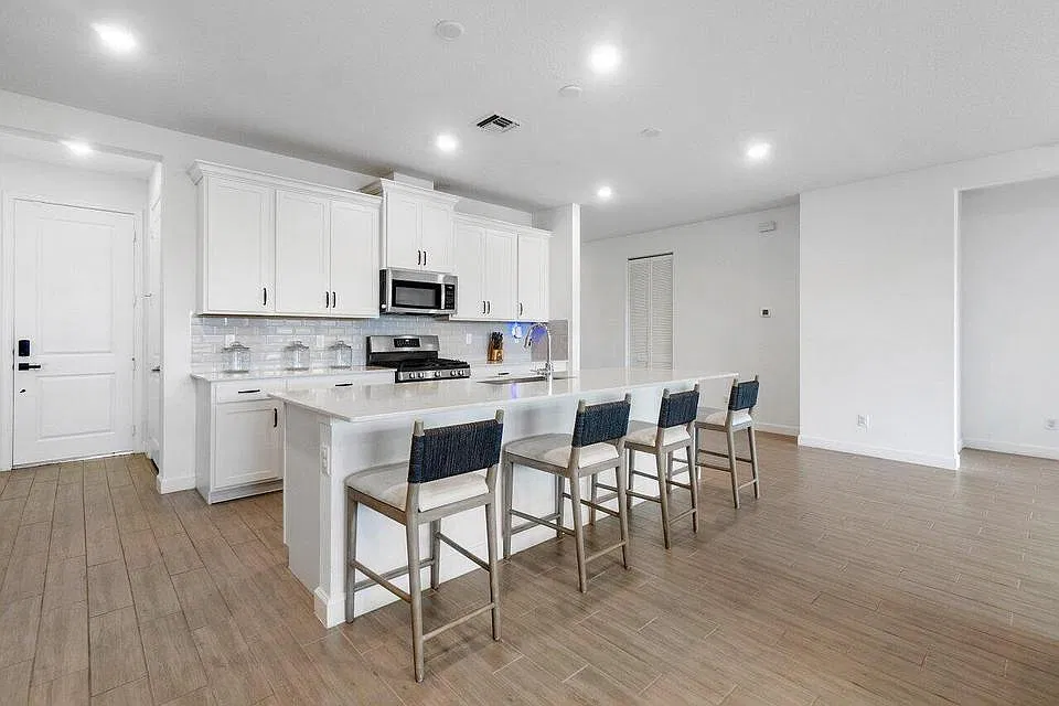3 bed, 1811 sqft, $3,900 — Photo 2