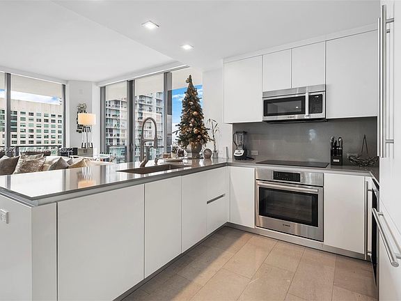 5th image of 88 SW 7th St APT 1712