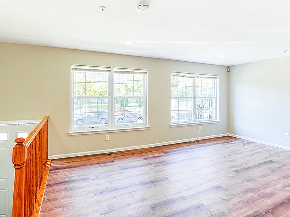 2nd image of 34 Richmond St