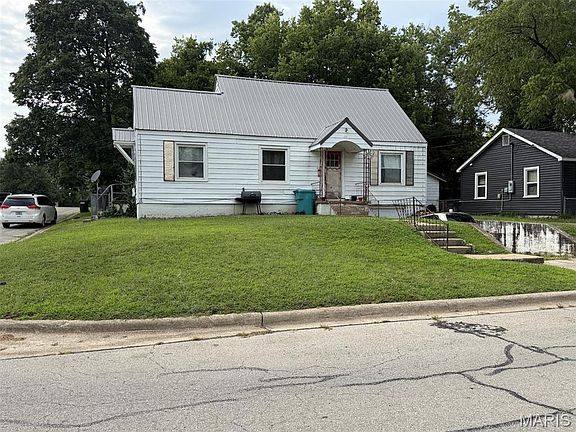 3rd image of 685 W 2nd St