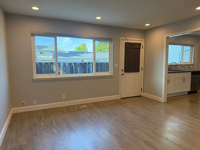 383 Roosevelt Ave — Photo 3