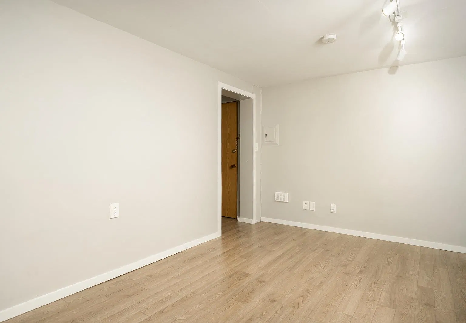 2 bed, 500 sqft, $1,900 — Photo 4