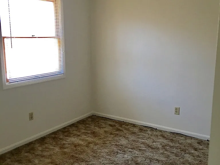209 Surrey Ct — Photo 12