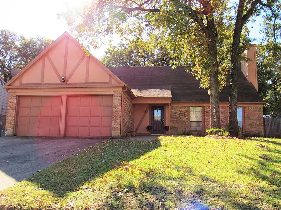 1st image of 404 Thorn Wood Dr