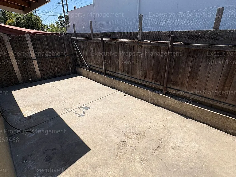 1921 Baker St — Photo 16