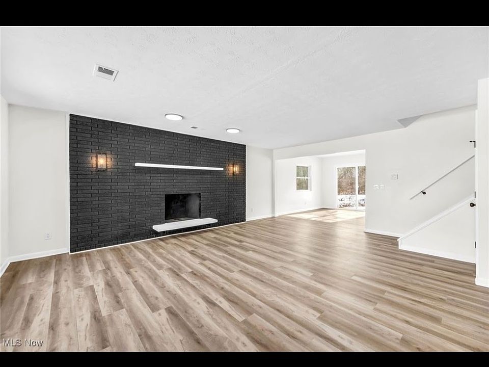 Fresh paint, new LVP flooring throughout entire downstairs living areas, energy efficient new lighting throughout
(Left side 2928 Pressler)