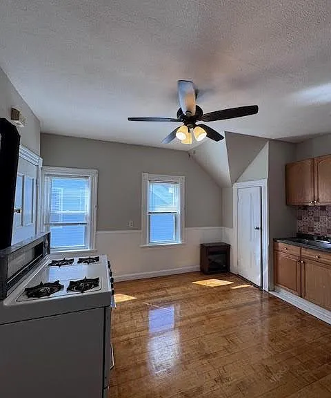 52 Canton St — Photo 5