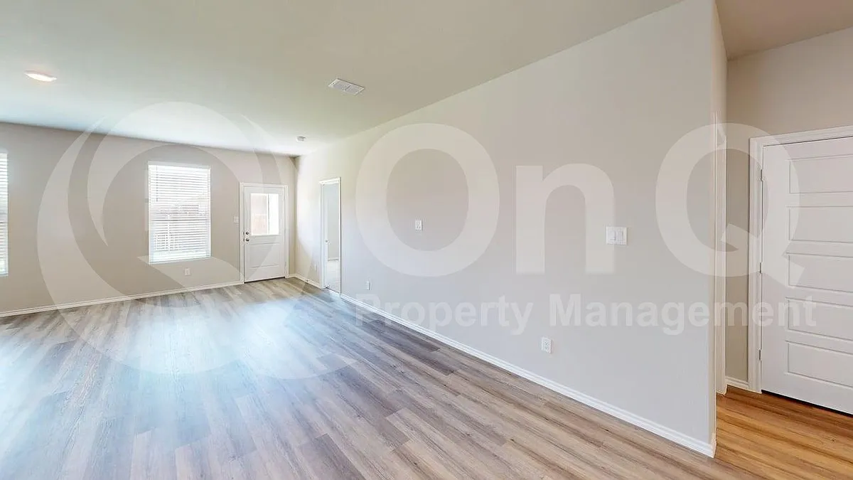 4 bed, 2.5 bath, 2033 sqft, $2,199 — Photo 4