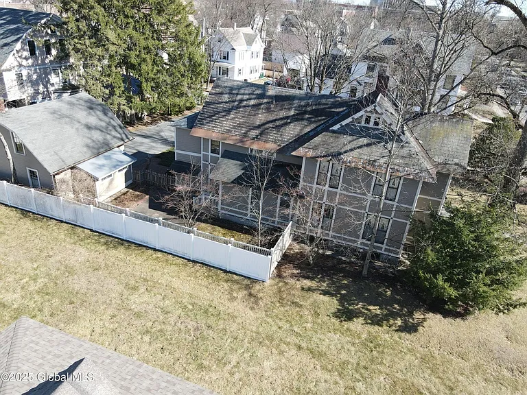 475 Glen St — Photo 24
