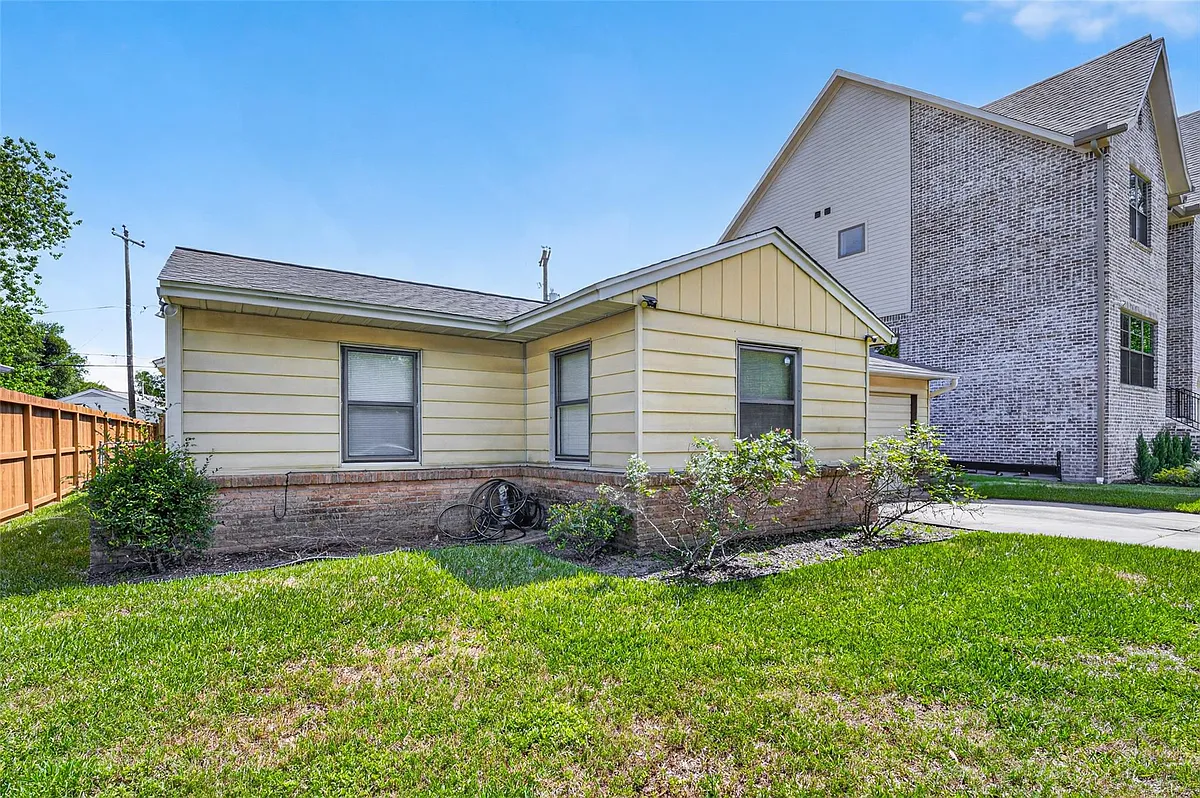 Building Photo - 5505 Huisache St