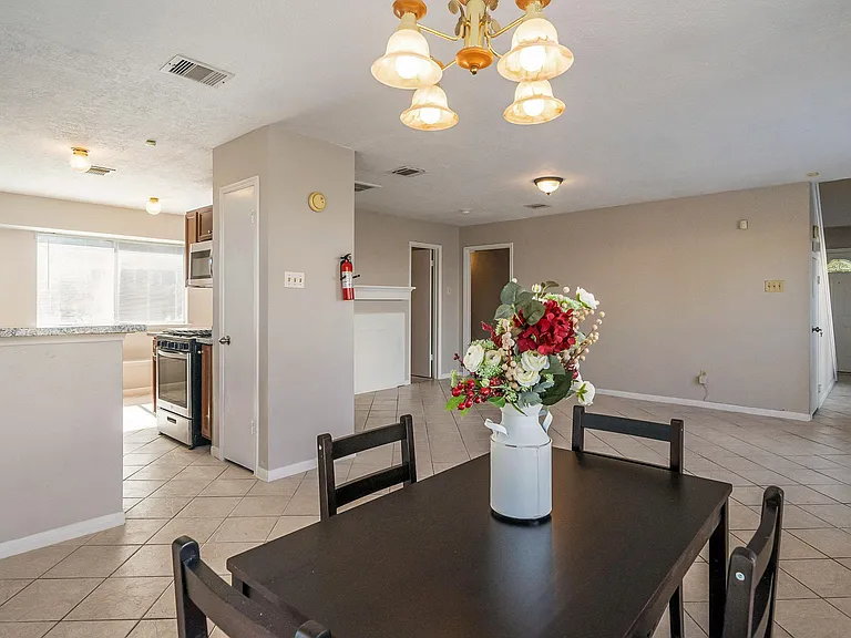 San Mateo Dr — Photo 10