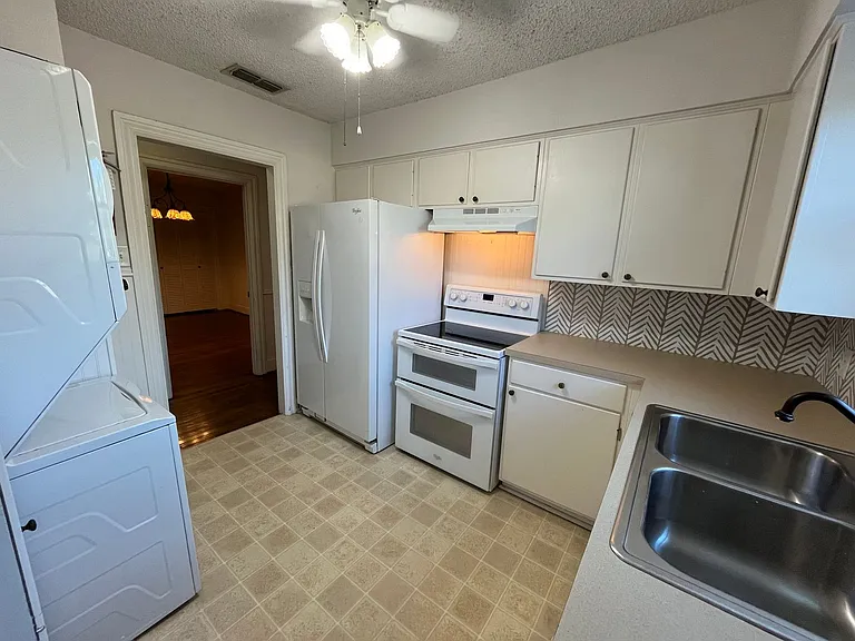 200 W Charnwood St — Photo 5