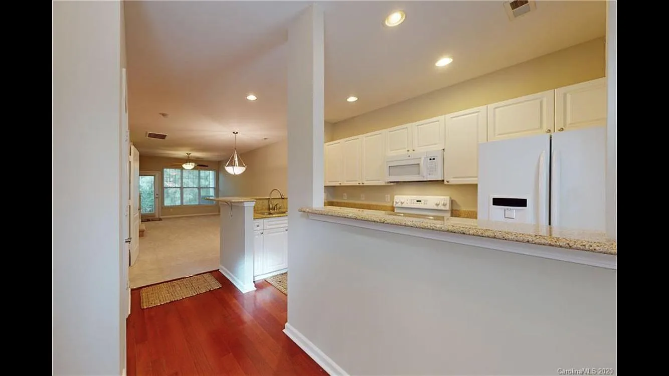 15250 Coventry Court Ln — Photo 2