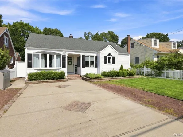 51 Dawson Avenue, Kings Park, NY 11754