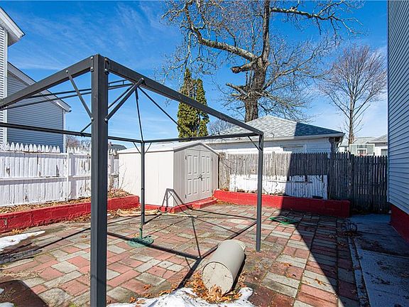 4th image of 34 Tweed St