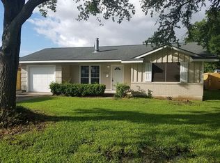 2800 Oleander Ln, Groves, TX 77619