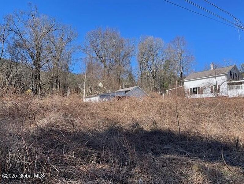 4th image of 43 Thompson Avenue