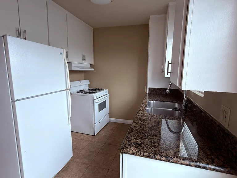 641 Ocean Park Blvd #5 — Photo 8