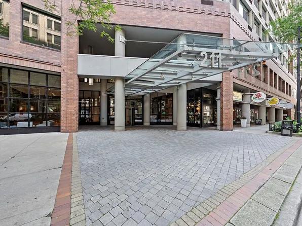 211 E Ohio St APT 307, Chicago, IL 60611