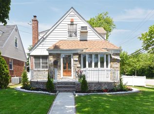67 Oxford St, New Hyde Park, NY 11040