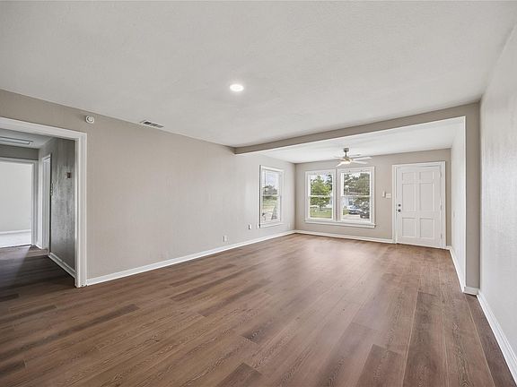 2nd image of 613 Winding Way St