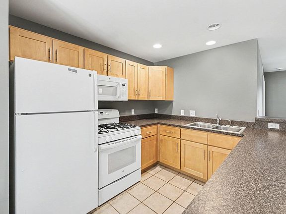 5th image of 823 Benson Ave NE