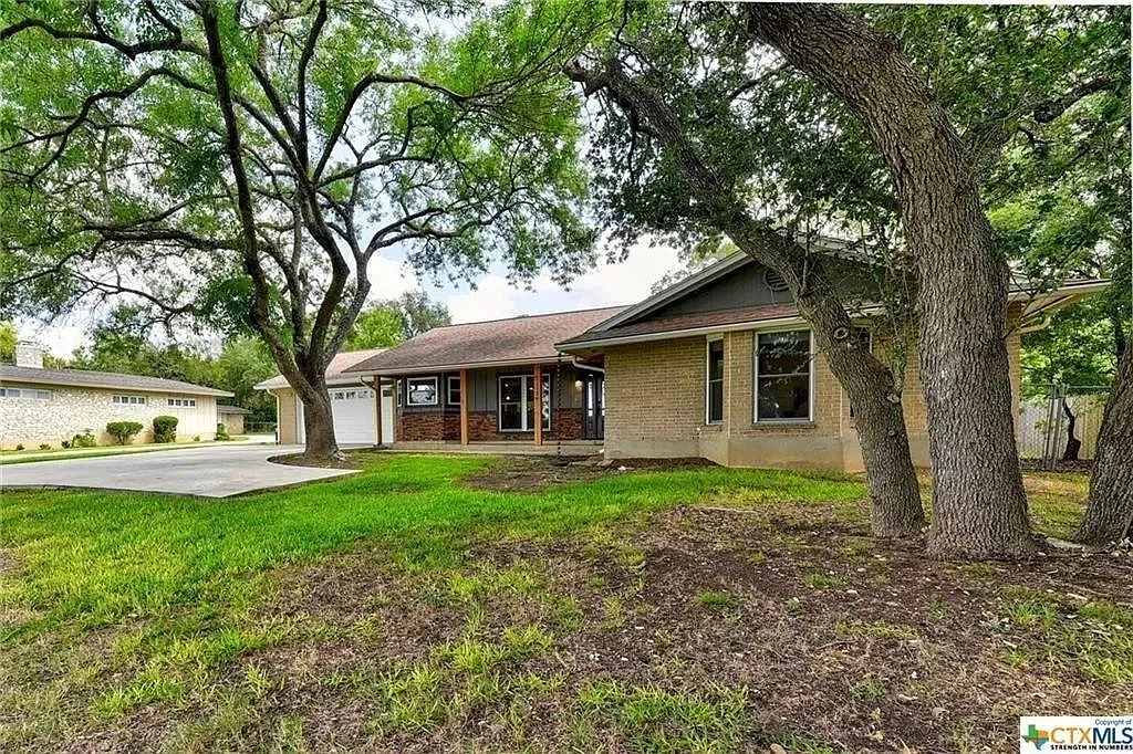 3 bed, 2.0 bath, 1828 sqft, $2,095 — Photo 2