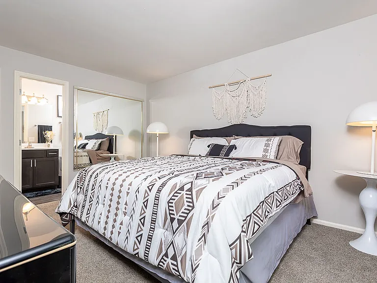 Lakeshore Apartments — Photo 19