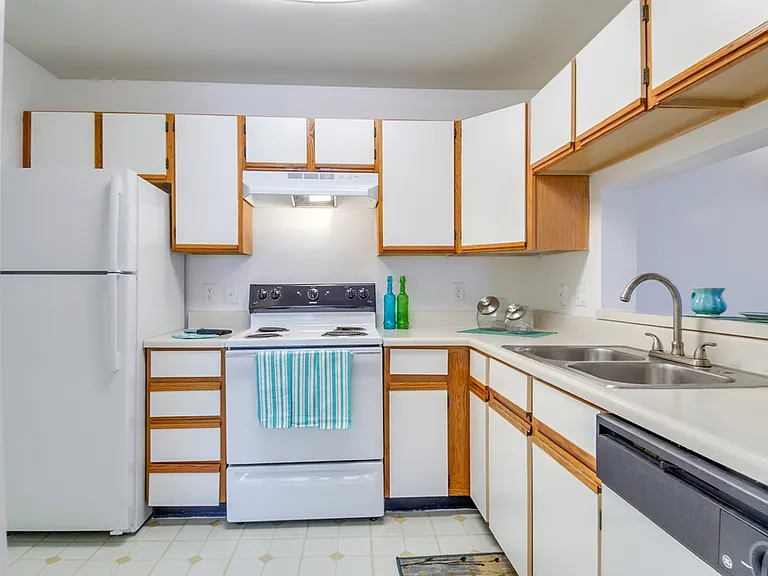 Crestview Apartments — Photo 16