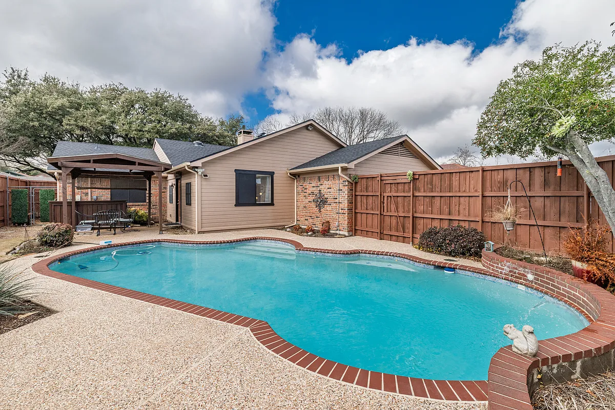 Family friendly swimming pool in private backyard - 8467 Willow Creek Dr