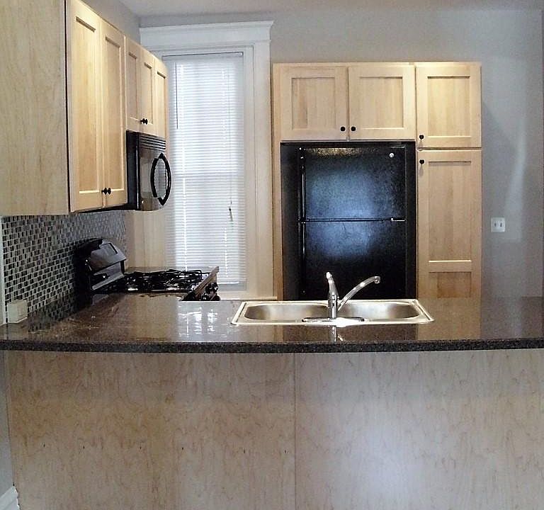 2nd image of 437 N Queen St APT 1