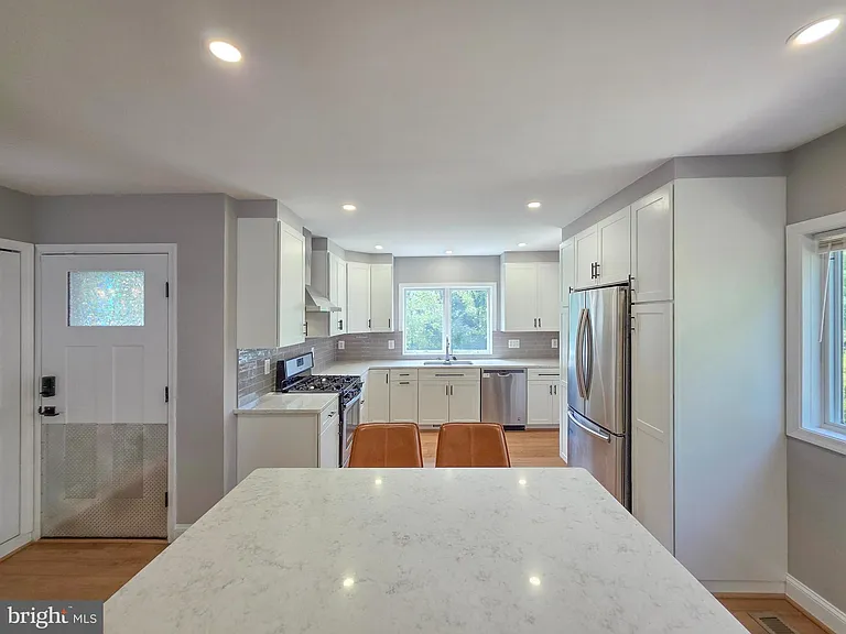 5921 Arlington Blvd — Photo 9