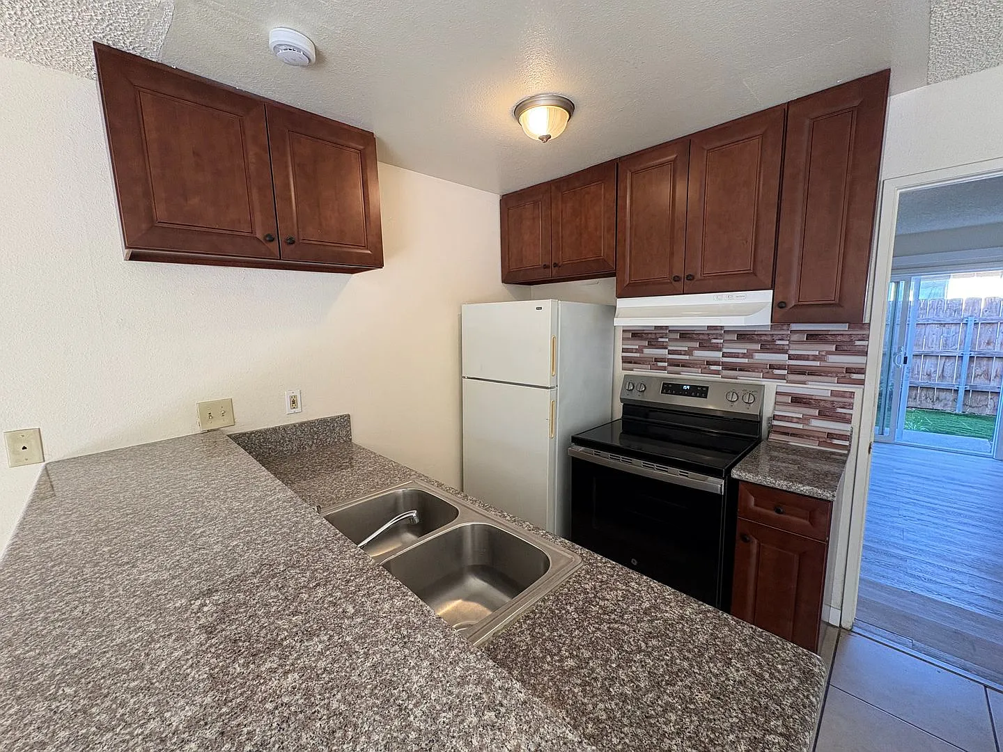 Takeover SDS - 3404 Helix St — Photo 4