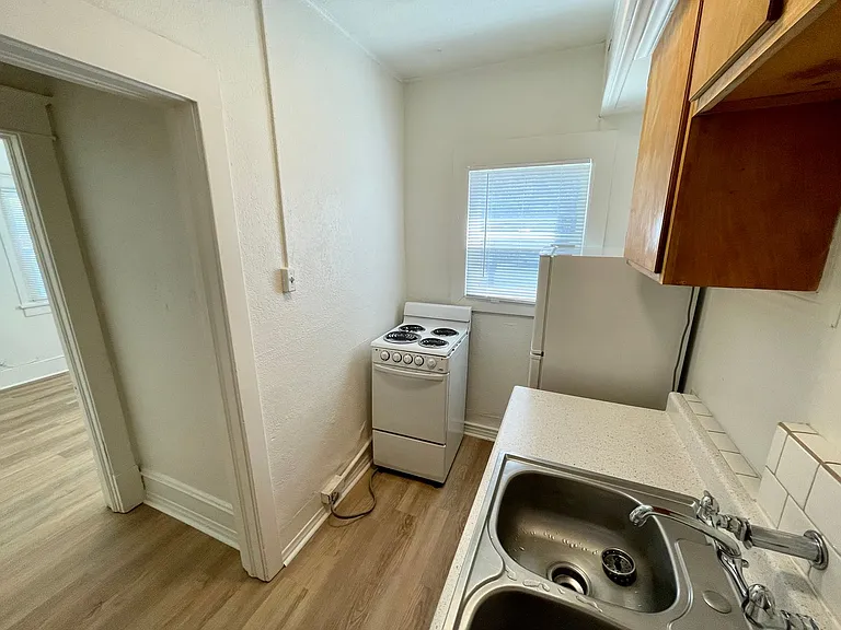 Adams Apartments — Photo 15