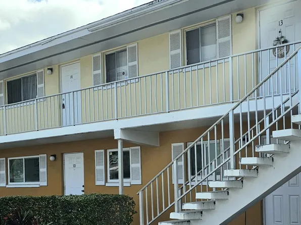 1501 Crescent Cir, Lake Park, FL