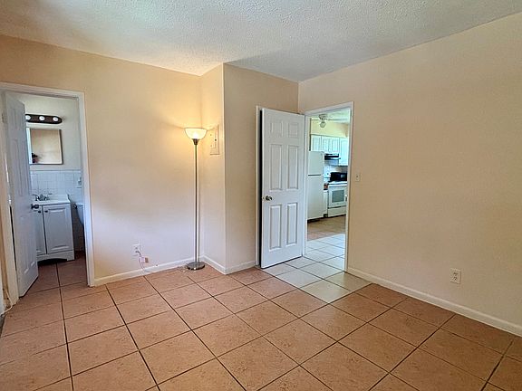4th image of 1026 NE 3rd Ave #2
