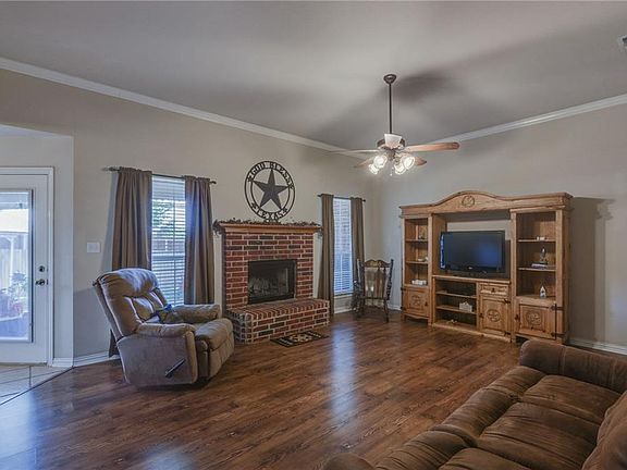 3rd image of 1025 Oak Grove Ln