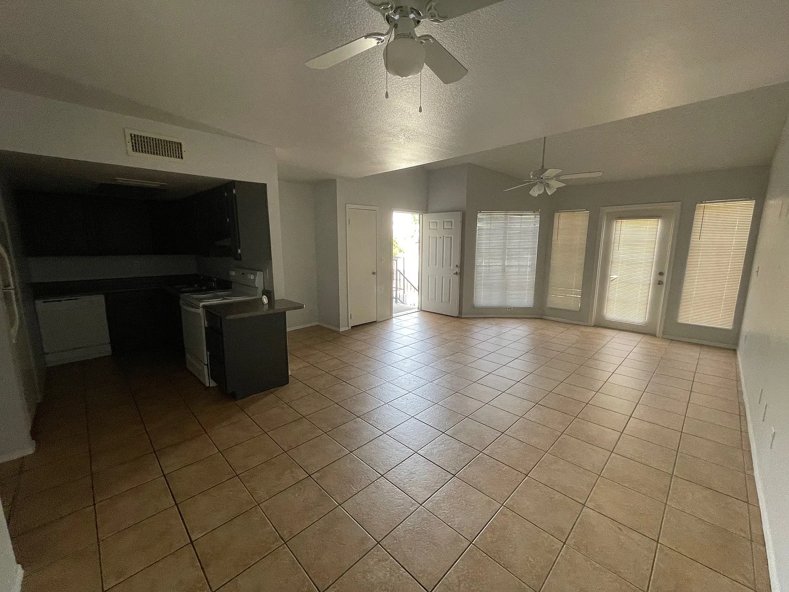 2 bed, 1.5 bath, 864 sqft, $1,500 — Photo 3