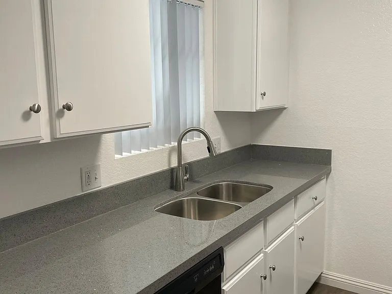 931 Tularosa Dr #5 — Photo 4