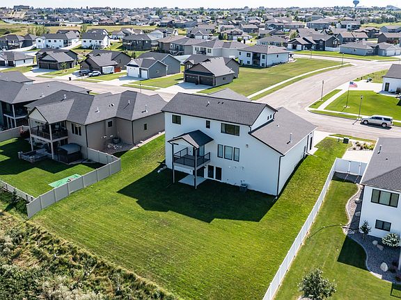 3rd image of 527 Flint Dr