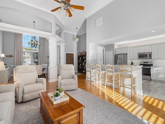 2nd image of 10 Alta Tree Ct