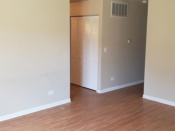 3rd image of 186 Golden Dr
