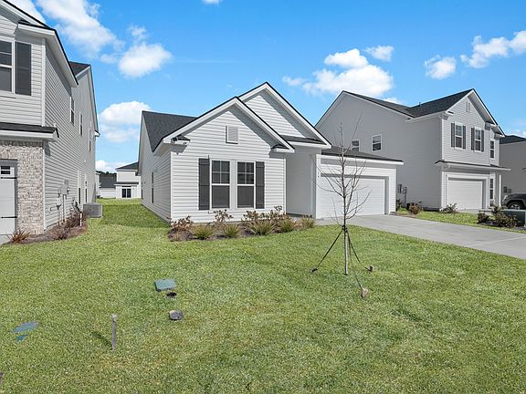 3rd image of 14 Roxbury Dr