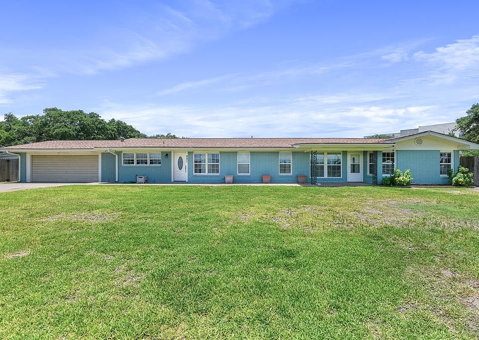 1st image of 901 Mesquite